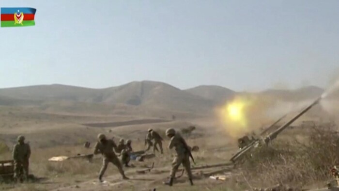 Image fournie par le ministère de la Défense de l'Azerbaïdjan montrant des soldats qui tirent des pièces d'artillerie.