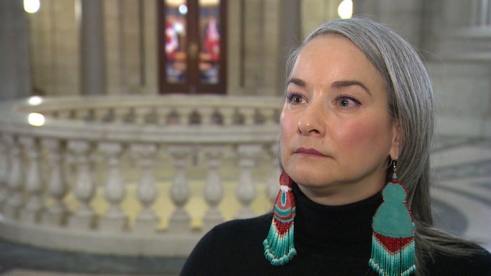 Nahanni Fontaine est photographiée en gros plan à l'intérieur du Palais législatif du Manitoba.