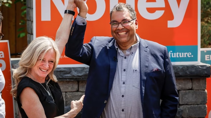 L'ancienne cheffe du Nouveau Parti démocratique de l'Alberta, Rachel Notley, se réjouit de l'appui de Naheed Nenshi lors d'un événement tenu en marge des dernières élections provinciales.