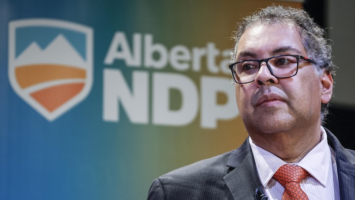 Naheed Nenshi écoute une question lors du débat des chefs le 11 mai 2024.