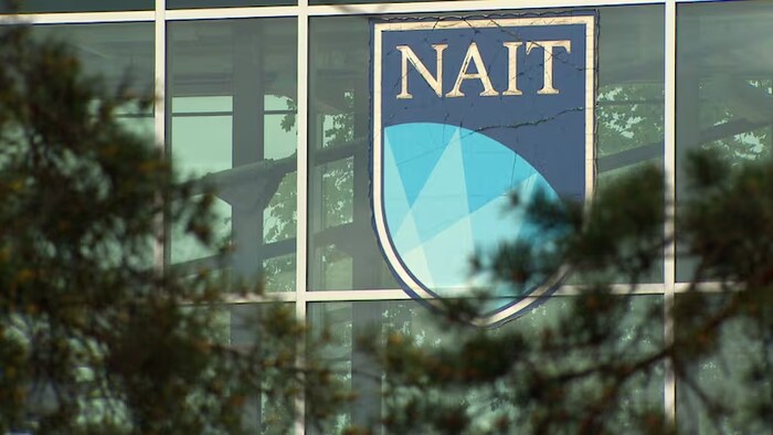 Le logo de l'Institut de technologie du Nord de l'Alberta port l'abréviation du nom de l'établissement, soit NAIT.
