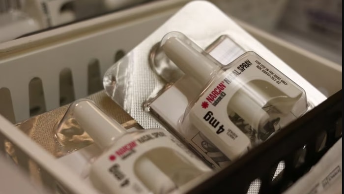 Des vaporisateurs nasaux de naloxone.