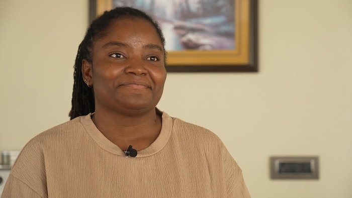 Une femme en gros plan. 