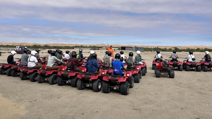 Un regroupement de quatre roues sur le sable. 