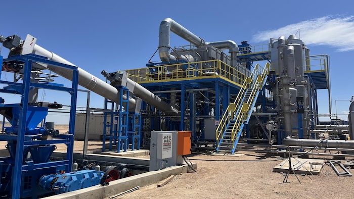 Des tuyaux sortent du sol. 