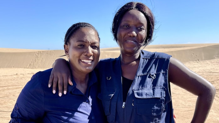Deux femmes posent dans le désert. 
