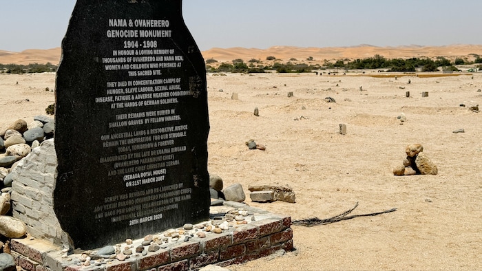 Une grande stèle noire dans le désert jaune. 