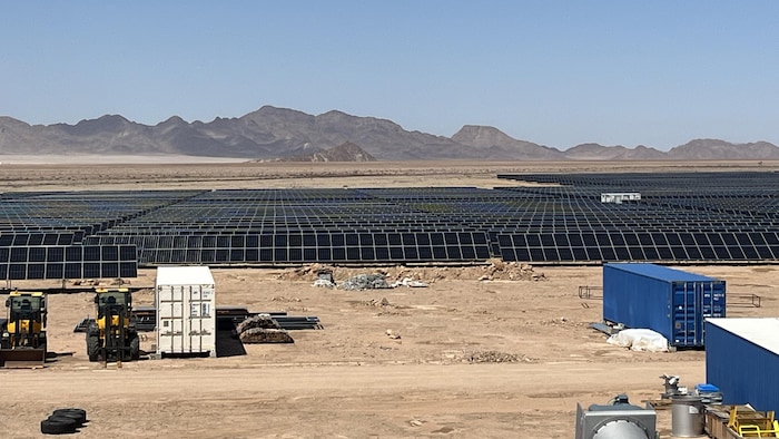 Un parc de panneaux solaires dans le désert. 
