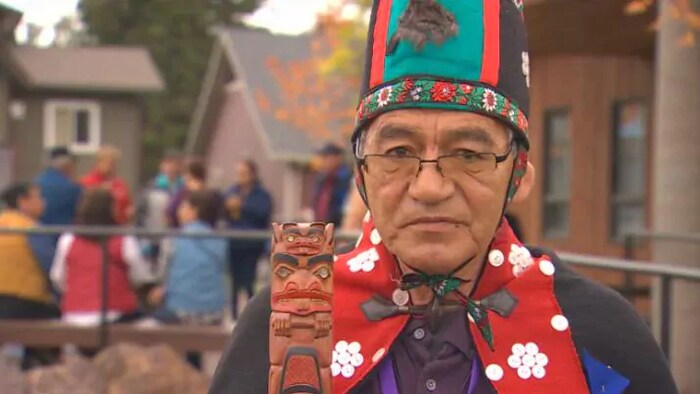 Na'moks, un des chefs héréditaires de la nation Wet'suwet'en, se tient debout en costume traditionnel.