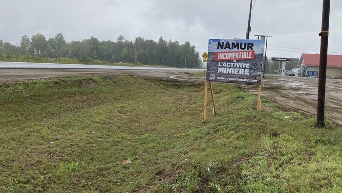 Une pancarte contre l'exploration minière à Namur, au croisement de routes