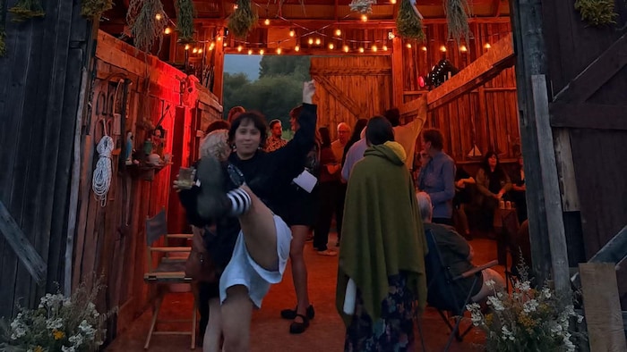 Nana Quinn devant une grange illuminée