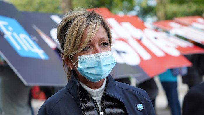 La présidente de la FIQ, portant un masque.