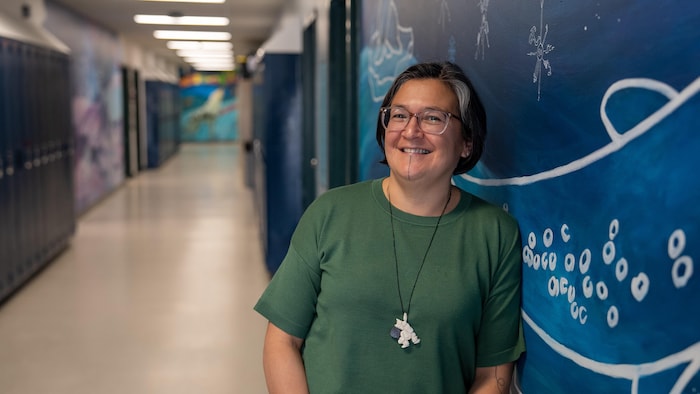Portrait de Nancy Etok, directrice adjointe de l'école de Kangiqsualujjuaq.