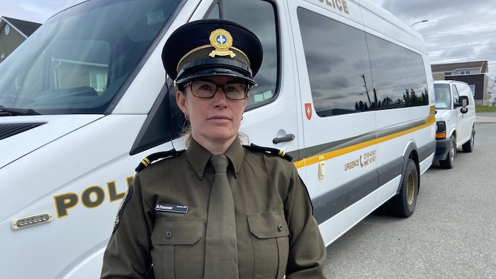 Nancy Fournier près d'un camion de la Sûreté du Québec.