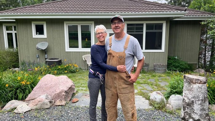 Nancy Krebs et son mari, Eldon, devant leur maison à Bird Lake, le 19 juin, 2025.