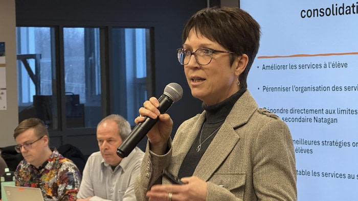 Nancy Létourneau s'adresse aux parents des élèves à l'école Natagan.