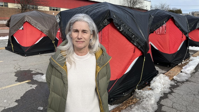 Nancy Martineau devant les tentes de Devcore et Itinérance Zéro