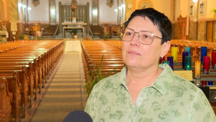 Nancy Morin à l'intérieur de l'église de Saint-Éleuthère