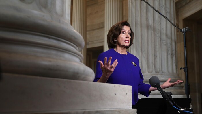 Nancy Pelosi s'adressant aux médias au Capitol.