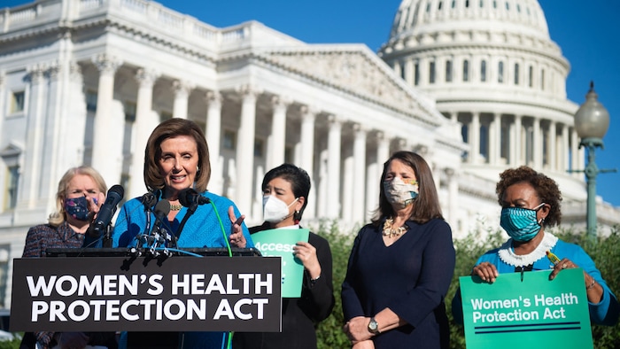Nancy Pelosi est devant le Congrès, avec une pancarte qui annonce la «loi sur la protection de la santé des femmes».