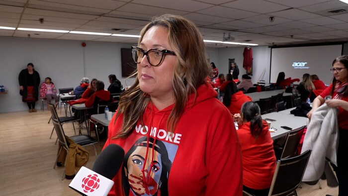 Nancy Raymond, directrice en équité, diversité, inclusion, accessibilité et aux relations autochtones au Collège Boréal, devant un micro.