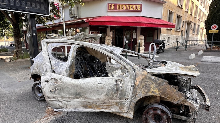 Une voiture brûlée.