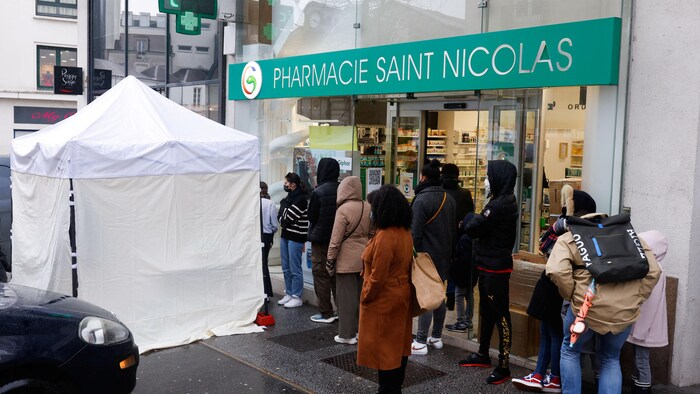 Des Français attendent de se faire dépister à Nantes.
