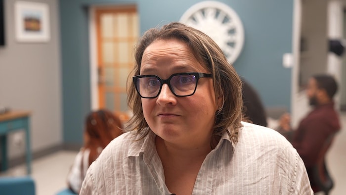 Portrait de Nancy Côté portant des lunettes de vue en entrevue.