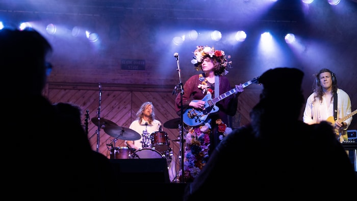 L'artiste Naomi Kavka joue de la guitare sur la scène du Midsummer Music Festival de Smithers. Elle aime particulièrement se produire dans de petites communautés à travers l'Ouest canadien.