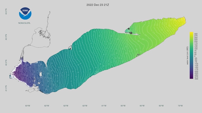 Une carte du niveau des eaux du lac Érié le 23 décembre montre des niveaux élevés à l'est et bas à l'ouest.
