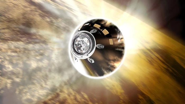 Une capsule illuminée avec la Terre en arrière-plan.