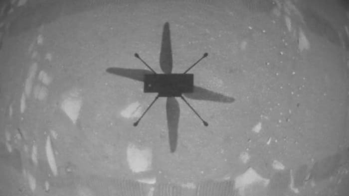 Image captée par Ingenuity de son ombre sur la surface martienne. 