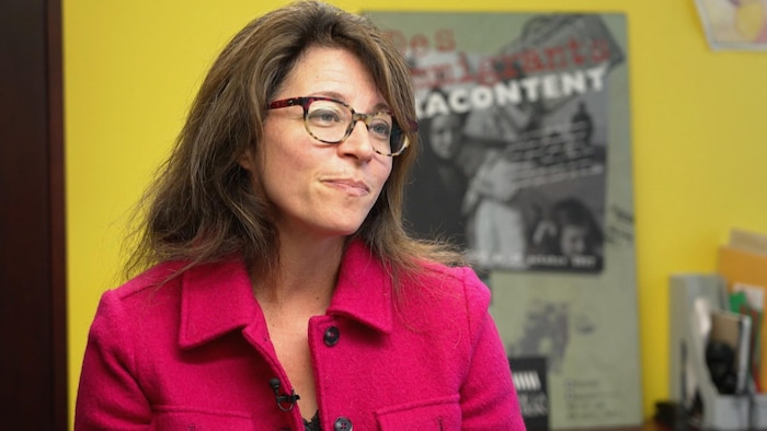 Natacha Battisti accorde une entrevue à Radio-Canada à l’intérieur de son bureau.