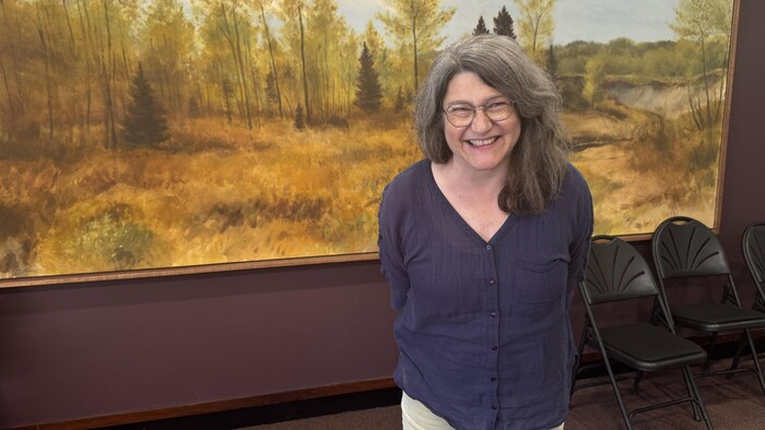 Natalie Boisvert sourit vers l'objectif.