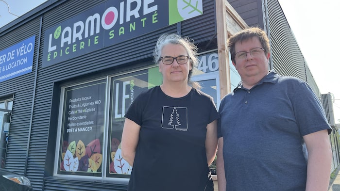 Nataly Ferland et René Thériault devant leur commerce fermé.