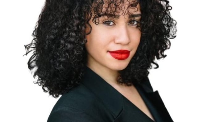 Une femme avec les cheveux noirs.