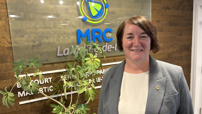 Le 26 novembre, Nathalie-Ann Pelchat, mairesse de Senneterre, a officiellement prêté serment pour devenir préfète de la MRC de la Vallée-de-l’Or.