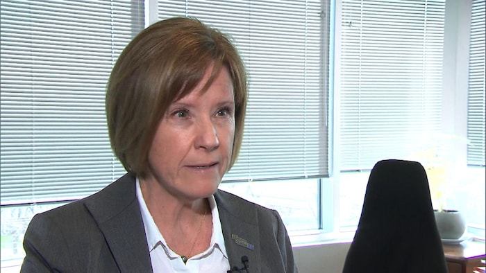 Nathalie Joannette en entrevue dans un bureau.
