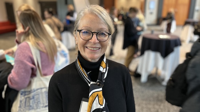 L'enseignante Nathalie Laroche pose pour une photo dans la salle de congrès. 
