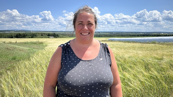 Nathalie Lemieux devant son champ d'orge.
