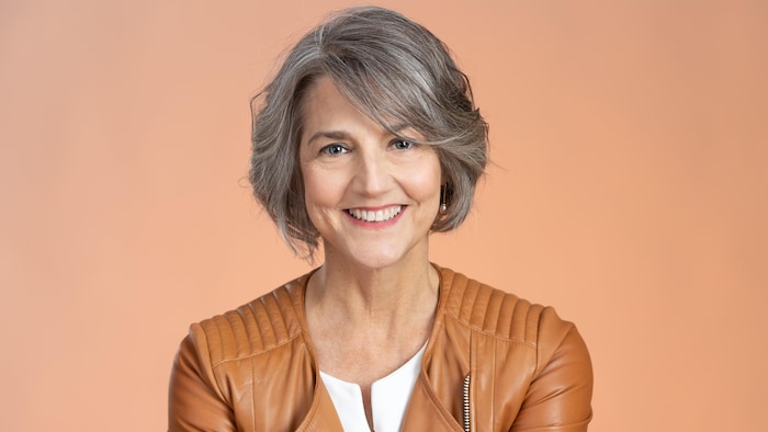 Nathalie Lessard, souriante. 