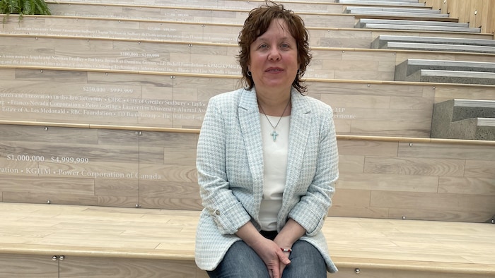 Nathalie Poulin Lehoux dans l’atrium de l’édifice Parker à l’Université Laurentienne.