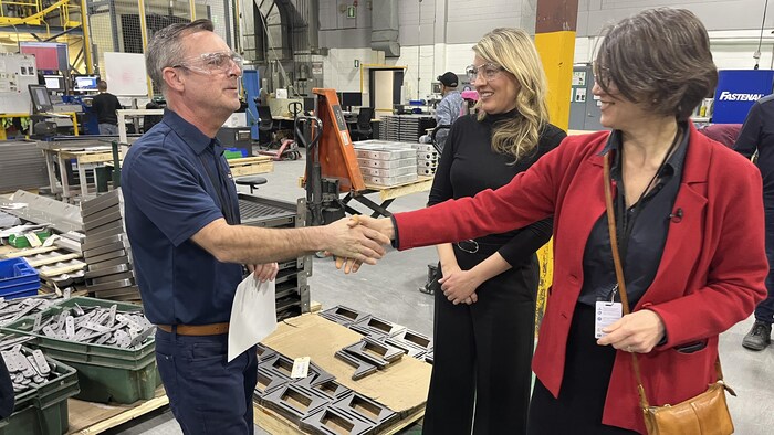 Mélanie Joly et Nathalie Provost rencontrent un travailleur d'usine.