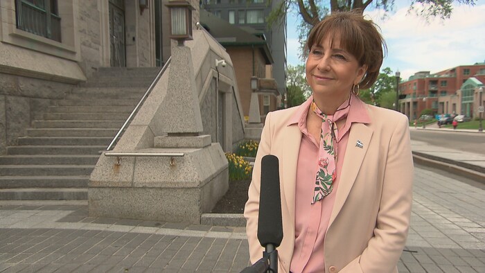 La ministre Nathalie Roy en entrevue à Radio-Canada sur Grande Allée à Québec
