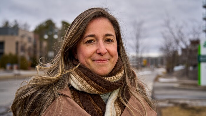 Nathalie Sinclair-Desgagnés dans un quartier résidentiel.