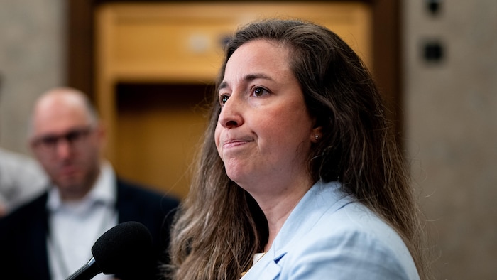 Nathalie Sinclair Desgagné en constituent de presse, le 15 mai 2025.