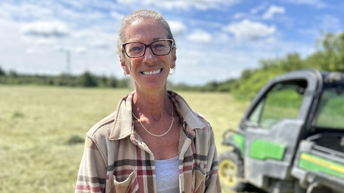 Nathalie Tanguay sourit à la caméra.