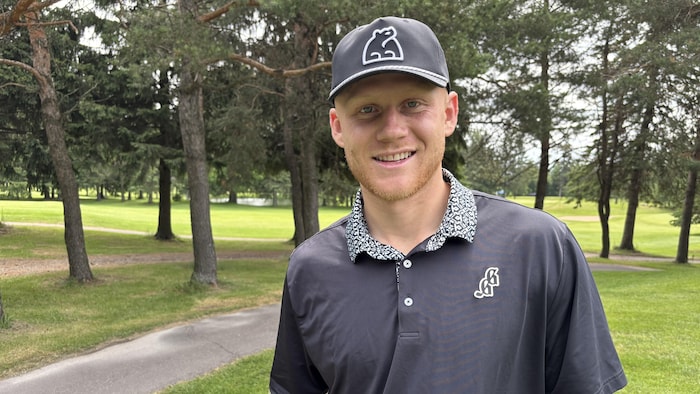 Nathan Gauche prend une photo sur un terrain de golf.