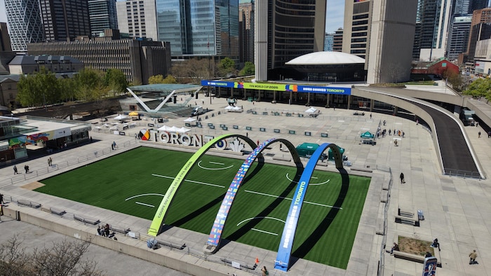 La place Nathan Phillips en préparation pour la coupe du monde de la FIFA 2026 devant l’hôtel de ville de Toronto, le 12 mai 2026.