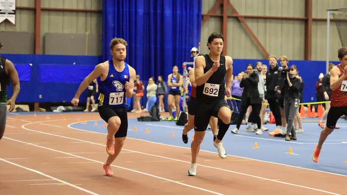Nathan Rioux court sur un piste d'athlétisme.